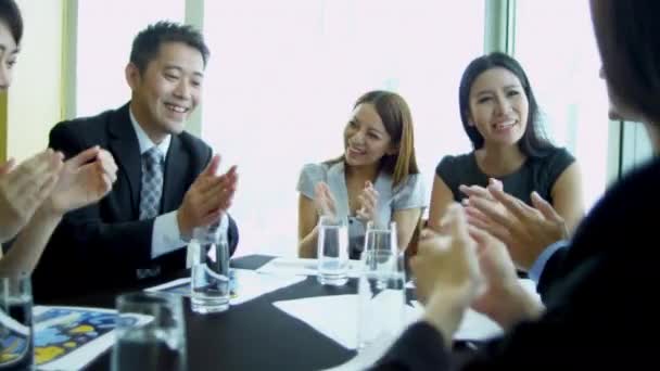 Азиатские финансовые брокеры в современном зале заседаний — стоковое видео