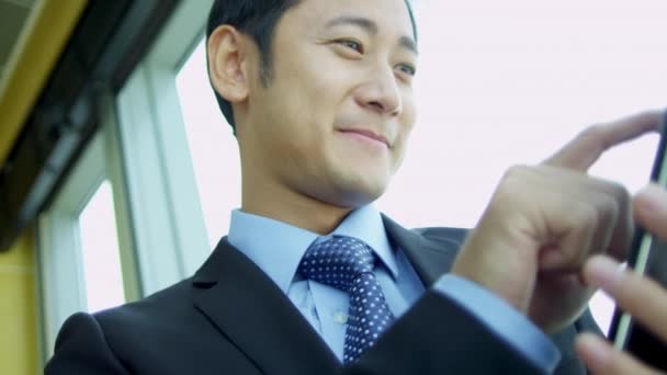 Asiatischer Geschäftsmann mit drahtlosem Tablet — Stockvideo