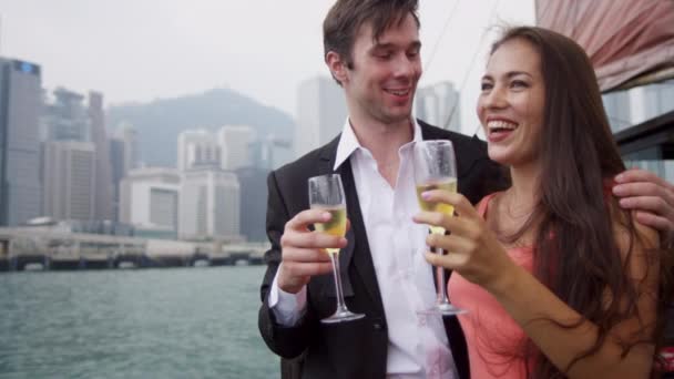 Kaukasiska par njuter champagne på båten — Stockvideo