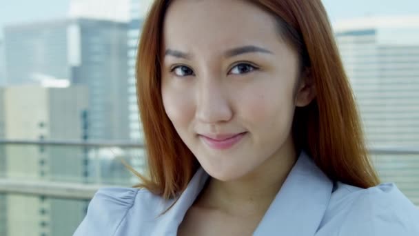 Jovem mulher de negócios asiática de pé no telhado — Vídeo de Stock