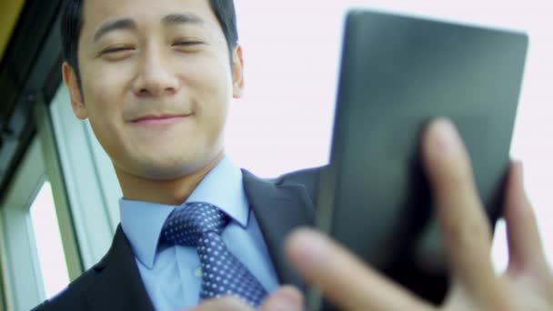 亚洲商人使用无线平板电脑 — 图库视频影像