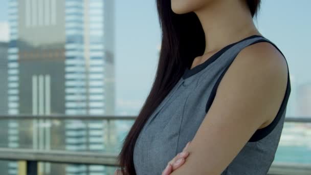 Joven asiático mujer de negocios de pie en la azotea — Vídeos de Stock