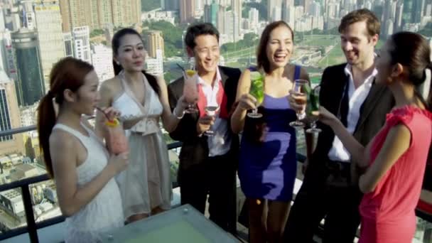 Üzleti partnereivel ünneplők üzleti sikert tetőtéri — Stock videók