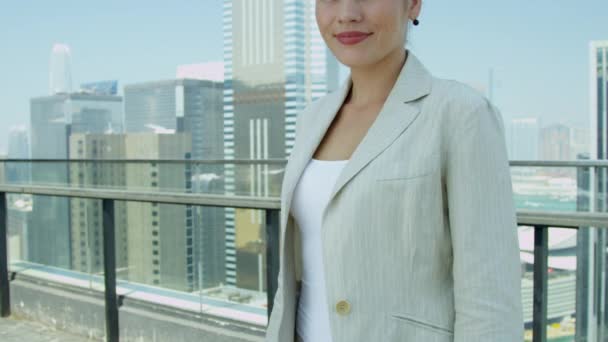 Young cauasian businesswoman standing on rooftop — Stok video