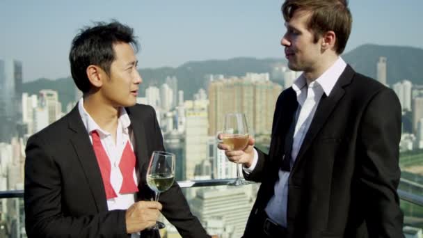 Финансовые брокеры пьют шампанское в баре на крыше — стоковое видео