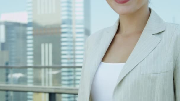 Young cauasian businesswoman standing on rooftop — ストック動画