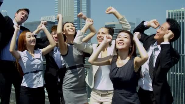 Business People firar framgång på kontoret Rooftop — Stockvideo