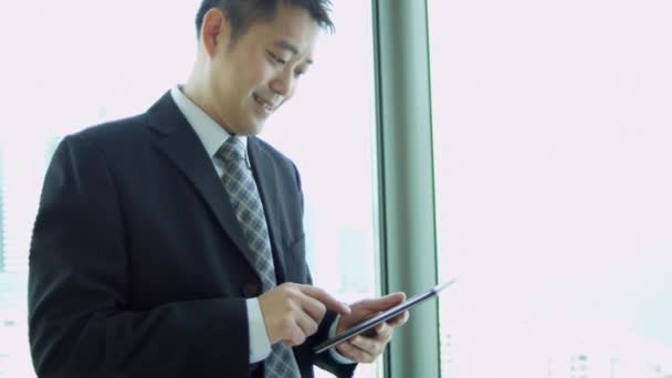 Asiatischer Finanzberater mit Tablet — Stockvideo