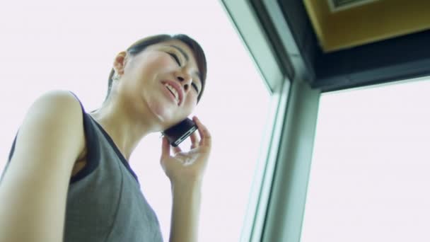 Азіатська бізнес-леді говорить на смартфоні — стокове відео