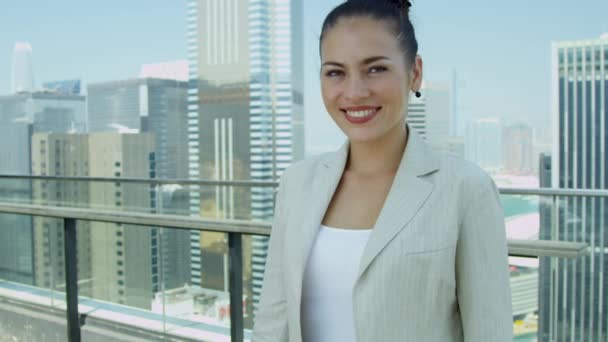 Молода біла бізнес-леді стоїть на даху — стокове відео