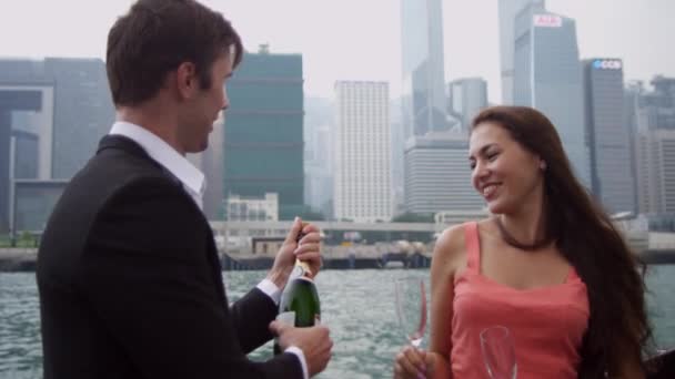 Кавказская пара наслаждается шампанским на лодке — стоковое видео
