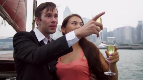 Kaukasiska par njuter champagne på båten — Stockvideo