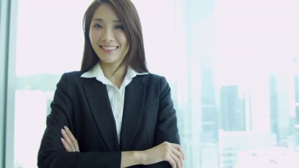 Consultor financeiro chinês feminino sorrindo para a câmera — Vídeo de Stock