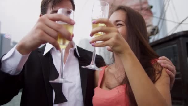 Kaukasisch paar genieten van Champagne op de boot — Stockvideo