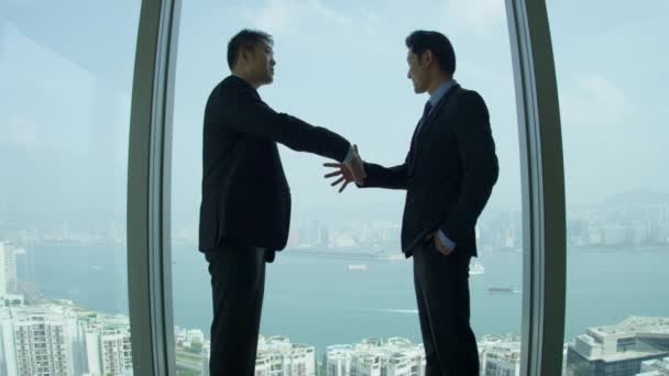 Ejecutivos corporativos asiáticos en la moderna sala de juntas — Vídeos de Stock