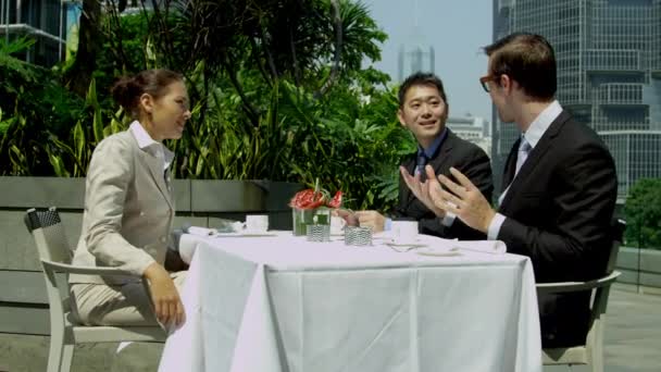 Business colleagues at city rooftop restaurant — Stock Video