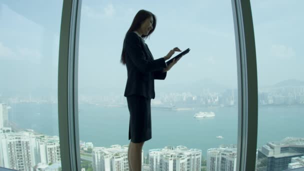 Businesswoman using touch screen tablet — Stock Video