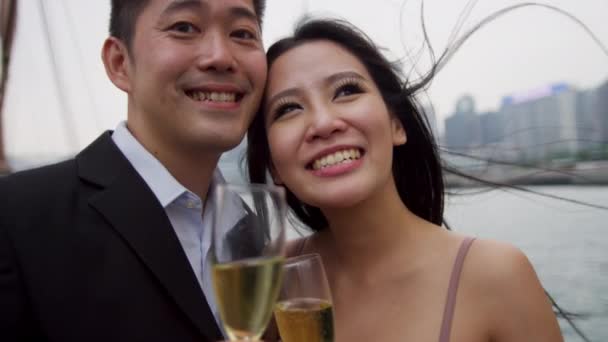 Couple ethnique dégustant du champagne sur le bateau — Video