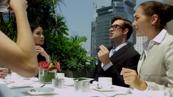 Business colleagues at city rooftop restaurant — Stock Video