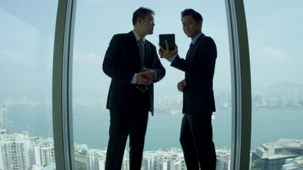 Vedení asijských podnikových sítí pomocí bezdrátového tabletu — Stock video