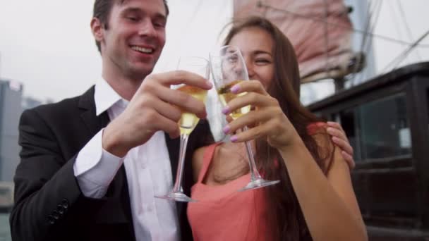 Pareja caucásica disfrutando de champán en el barco — Vídeos de Stock