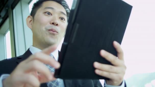 Asiatischer Finanzberater mit Tablet — Stockvideo