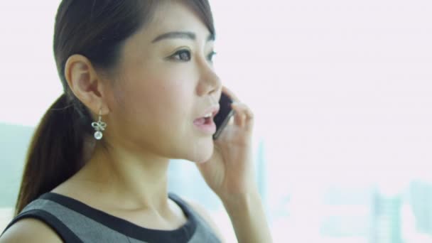 Asian businesswoman talking on smartphone — Stock Video