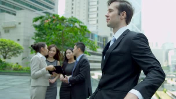Gente de negocios multiétnicos fuera de la oficina — Vídeos de Stock