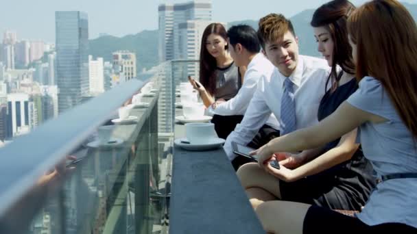 Business people sitting at rooftop restaurant — Stock Video