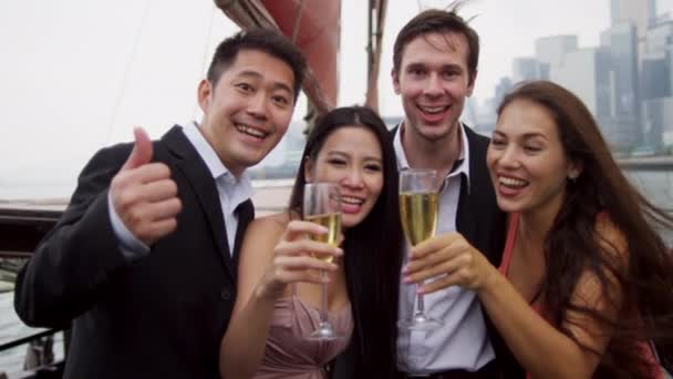 Пары, наслаждающиеся шампанским на лодке — стоковое видео