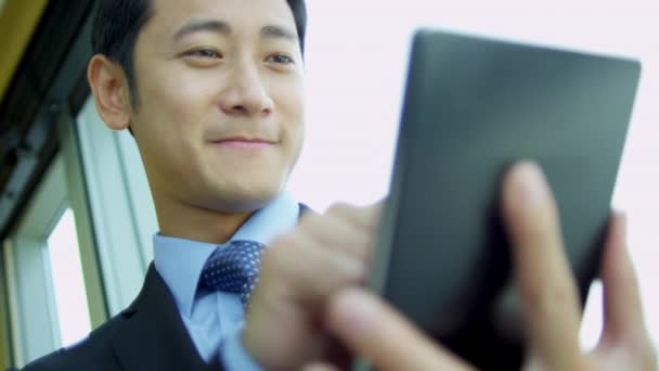 Aziatische zakenman met behulp van draadloze Tablet PC — Stockvideo