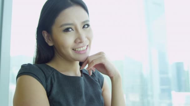 Θηλυκό κινεζική οικονομικός σύμβουλος χαμογελώντας κάμερα — Αρχείο Βίντεο