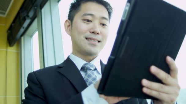 Asesor financiero asiático usando tableta — Vídeo de stock
