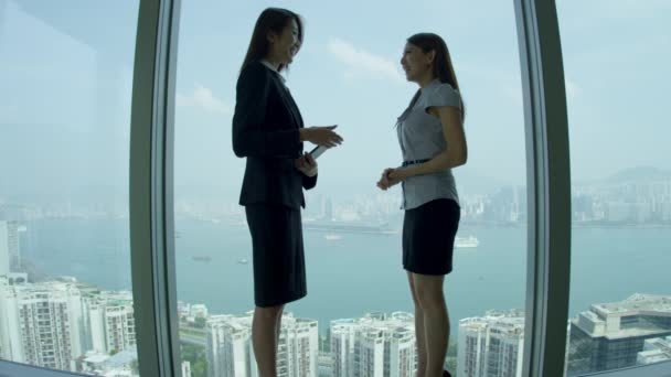 Aziatische zakenvrouwen die draadloze Tablet gebruiken — Stockvideo