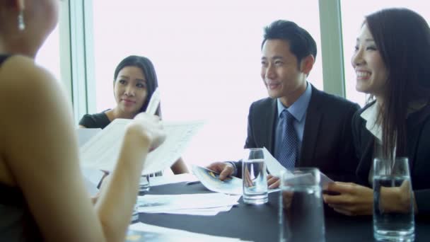 Aziatische zakenmensen hebben vergadering in bestuurskamer — Stockvideo