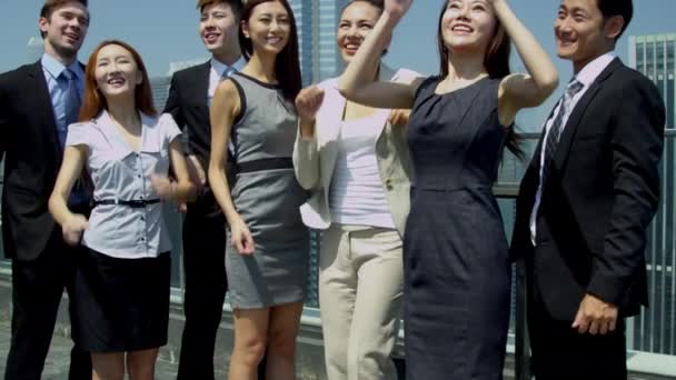 Бізнесмени святкують успіх на даху офісу — стокове відео