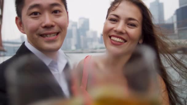 Multi εθνοτικές ζευγάρι απολαύσετε σαμπάνια στο σκάφος — Αρχείο Βίντεο