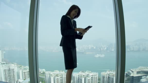 Azjatycki udział Broker za pomocą Mini tablet — Wideo stockowe