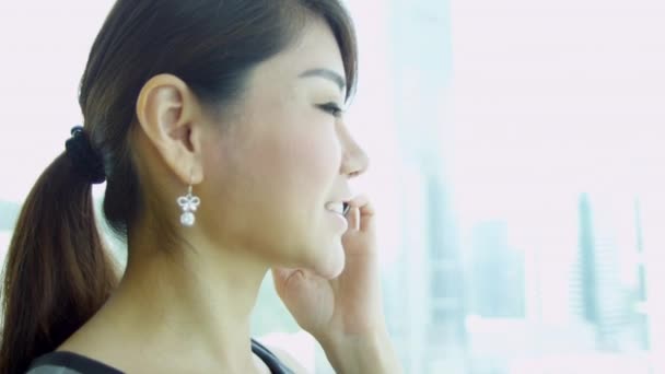 Asiatisk affärskvinna talar på smartphone — Stockvideo