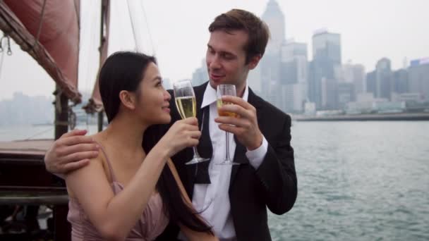 ボートに乗ってシャンパンを楽しんでいる多民族カップル — ストック動画