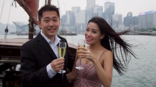 Couple ethnique dégustant du champagne sur le bateau — Video