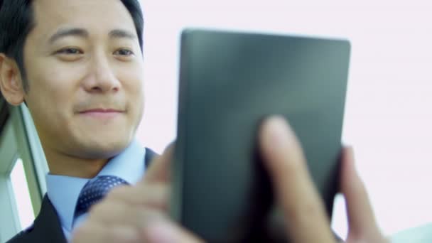 Asiatique homme d'affaires en utilisant tablette sans fil — Video