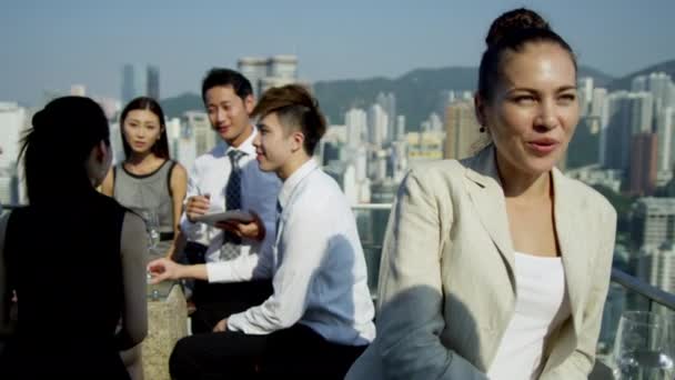 Pessoas de negócios multi étnicos no telhado — Vídeo de Stock