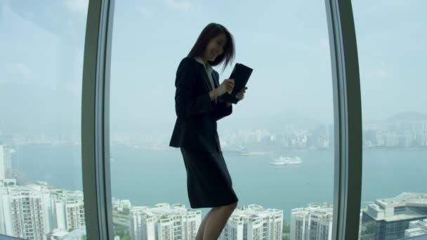 Corredor de acciones asiático usando mini tableta — Vídeo de stock