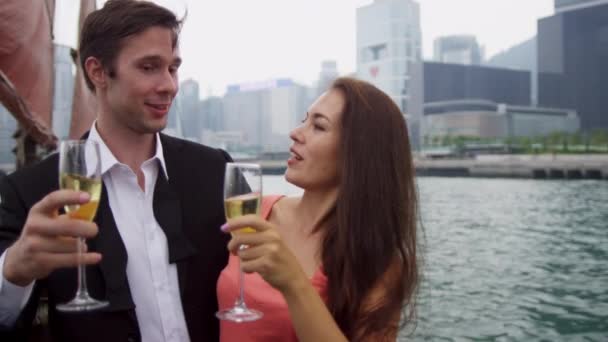 Couple caucasien profiter champagne sur le bateau — Video