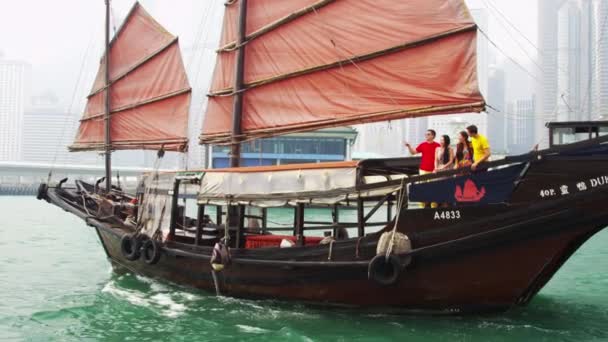 Туристы во время экскурсии по Гонконгу — стоковое видео