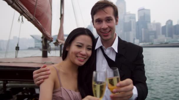 Couple multi ethnique dégustant du champagne sur le bateau — Video