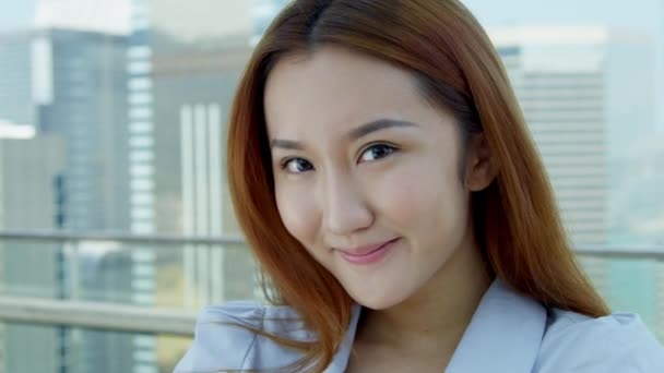 Jovem mulher de negócios asiática de pé no telhado — Vídeo de Stock