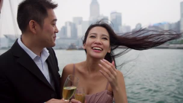 Couple ethnique dégustant du champagne sur le bateau — Video