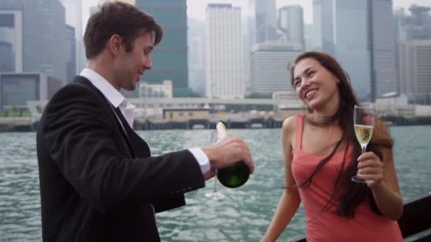 Kaukaski para korzystających szampana na łodzi — Wideo stockowe